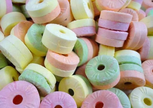 口哨糖的甜響與咖啡的醇香 童年與成年的味覺對話